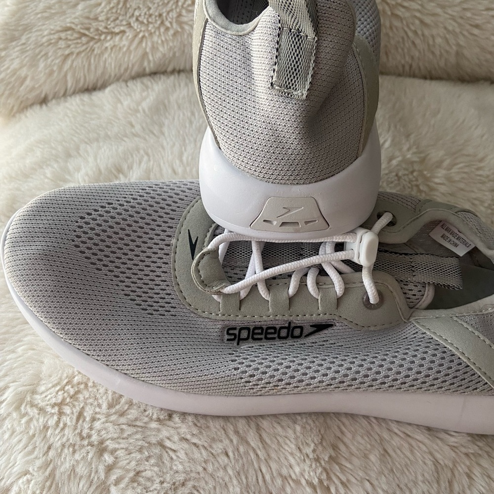 New ⭐️ Speedo water shoe